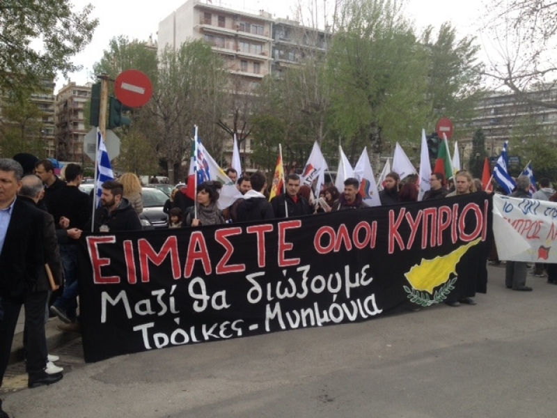Υπό τον ήχο συνθημάτων η παρέλαση στη Θεσσαλονίκη