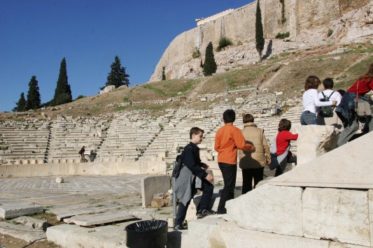 Νεαρός άντρας έπεσε απο την Ακρόπολη