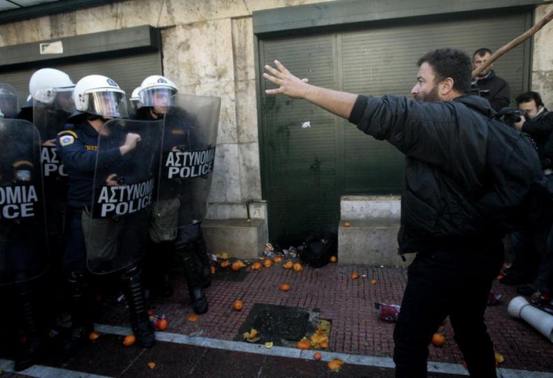 Τεταμένη η κατάσταση έξω από τη Βουλή στο παναγροτικό συλλαλητήριο – Έγιναν δύο συλλήψεις