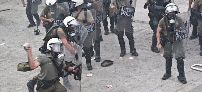 Στο εδώλιο 18 αστυνομικοί των ΜΑΤ και της ΔΕΛΤΑ που πετούσαν μάρμαρα και πέτρες σε διαδηλωτές