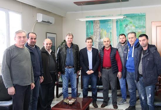 Επίσκεψη των εκπροσώπων του Λαογραφικού Ομίλου «Οι Άλμωπες» στον Δήμαρχο Αλμωπίας Δ.Μπίνο