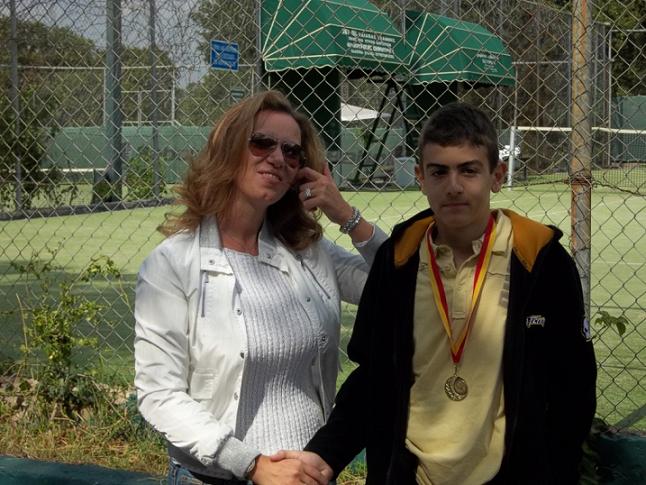 Ο αθλητής του Ομίλου Αντισφαίρισης Αριδαίας Στέργιος Τσαρκνιάς πρωταθλητής της Ένωσης Κεντροδυτικής Μακεδονίας στην κατηγορία 12 ετών.