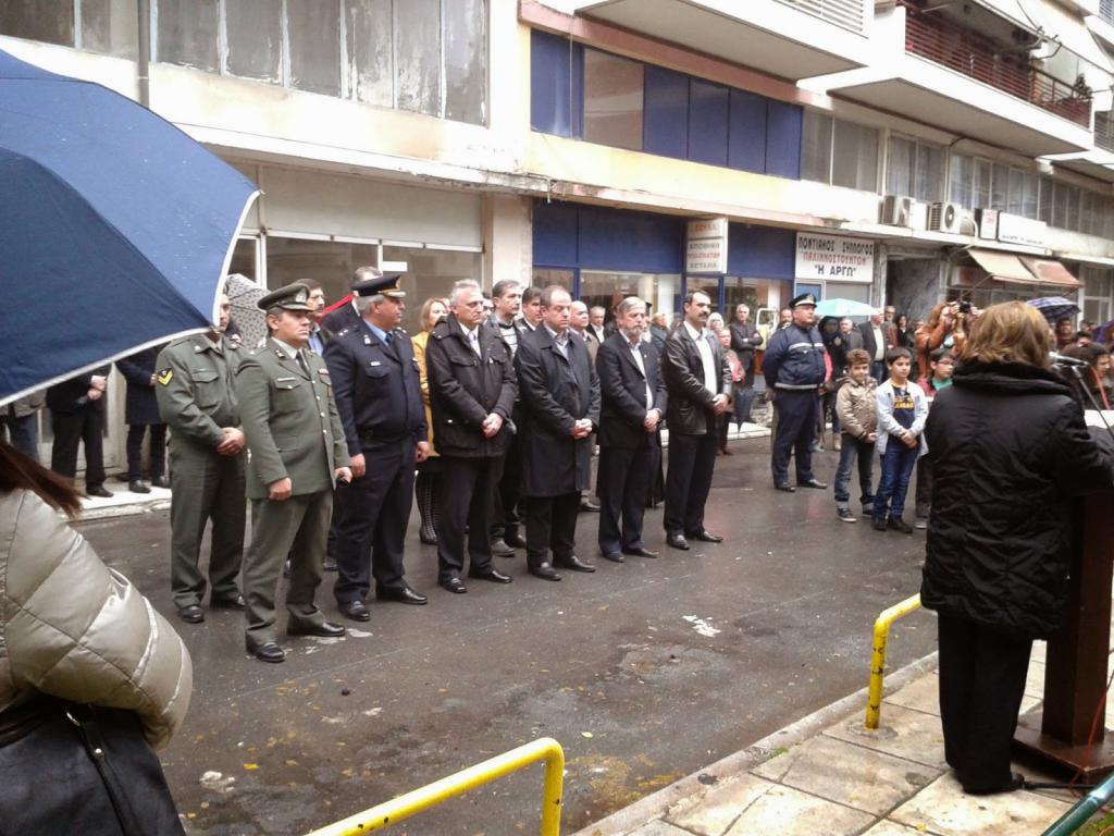 Κατάθεση στεφάνων για την επέτειο του Πολυτεχνείου στα Γιαννιτσά [ΕΙΚΟΝΕΣ]