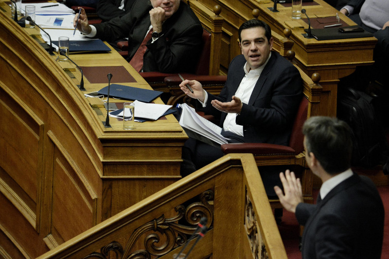 Καρέ-καρέ τα νεύρα του Τσίπρα με τις φαρμακερές αλήθειες του Μητσοτάκη [εικόνες]
