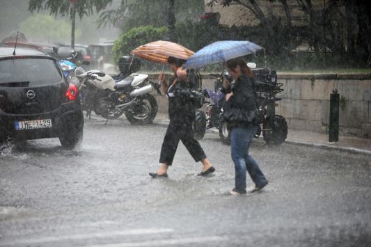 Aπότομη πτώση της θερμοκρασίας με βροχές και κρύο σε όλη τη χώρα