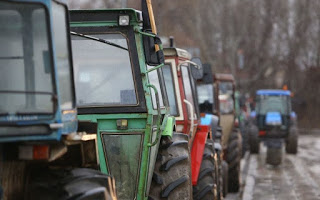 Η… θεαματική αποχώρηση των αγροτών από το ΥΜΑΘ (VIDEO)