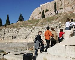 Νεαρός άντρας έπεσε απο την Ακρόπολη