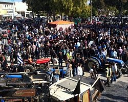 Μεγαλειώδης η παναγροτική συγκέντρωση των αγροτών στην Πλατεία Βάθη