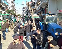 Τα τρακτερ κατέκλυσαν τον πεζόδρομο στα Γιαννιτσα, επί ποδός ο αγροτικός κόσμος  (ΕΙΚΟΝΕΣ)