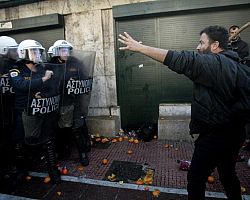 Τεταμένη η κατάσταση έξω από τη Βουλή στο παναγροτικό συλλαλητήριο – Έγιναν δύο συλλήψεις