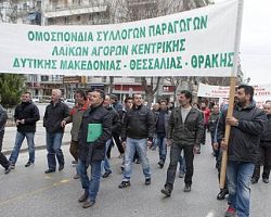 Συγκέντρωση στο Λευκό Πύργο από παραγωγούς λαϊκών αγορών