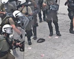 Στο εδώλιο 18 αστυνομικοί των ΜΑΤ και της ΔΕΛΤΑ που πετούσαν μάρμαρα και πέτρες σε διαδηλωτές