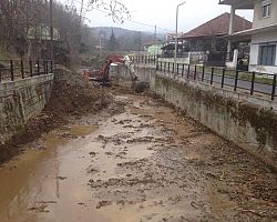 Ξεκίνησε ο καθαρισμός της κοίτης  του χειμάρρου που διασχίζει την Τ.Κ. Αψάλου