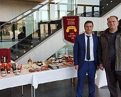 Ο ΔΗΜΑΡΧΟΣ ΑΛΜΩΠΙΑΣ ΣΤΟ ΜΟΝΑΧΟ ΜΑΖΙ ΜΕ ΤΟΝ  ΠΟΛΙΤΙΣΤΙΚΟ ΣΥΛΛΟΓΟ ΛΟΥΤΡΑΚΙΟΥ «ΤΟ ΠΟΖΑΡ»