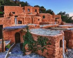 Έφτιαξαν ενοικιαζόμενα χωρίς ρεύμα και οι τουρίστες κάνουν ουρά