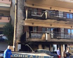 Mεγάλη πυρκαγιά σε οικοδομή στα Γιαννιτσά (εικόνες)