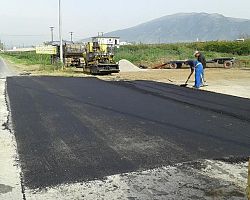 Εργασίες αποκατάστασεις φθαρμένων οδοστρωμάτων στο Δήμο Πέλλας