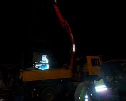 Νταλίκα εξετράπη της πορείας της και έπεσε πάνω σε κολώνα της ΔΕΗ