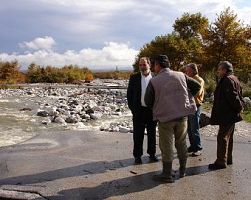 Επίσκεψη του Νομάρχη Πέλλας, Μιχάλη Καραμάνη στην πληγείσα  περιοχή της Αλμωπίας