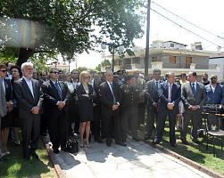 Οι βουλευτές ακόμη περιμένουν να καταθέσουν στεφάνι…