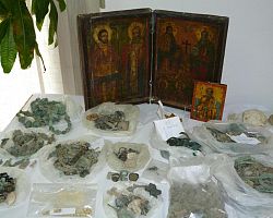 Συνελήφθησαν ο «εγκέφαλος» της εγκληματικής οργάνωσης και 43 μέλη – Κατασχέθηκαν χιλιάδες νομίσματα και αρχαία αντικείμενα ανυπολόγιστης αξίας