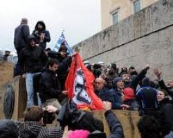 Έκαψαν τη γερμανική σημαία στο Σύνταγμα