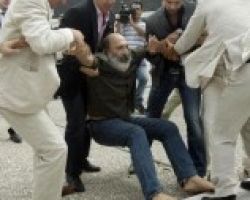 Παπούτσι αλά Μπους στον Γιώργο και ξύλο στον Μίχαλο!