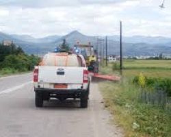 Κοπή χόρτων και θάμνων του επαρχιακού οδικού δικτύου της Π.Ε. Πέλλας