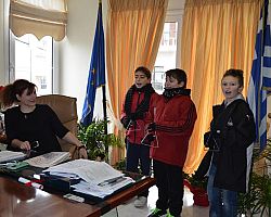 Μελωδίες κι ευχές στο Δημαρχείο Σκύδρας.