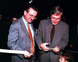 Ο Αντιπεριφερειάρχης Πέλλας Θεόδωρος Θεοδωρίδης αποχαιρετά τον πολιτικό από την Πέλλα Γιώργο Πέτσο