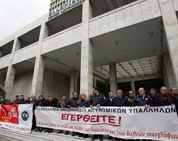Εντάλματα σύλληψης των εκπροσώπων της τρόικας ζητούν οι Αστυνομικοί