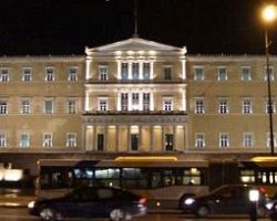 Ονομαστική ψηφοφορία το βράδυ στη Βουλή για τη νέα δανειακή σύμβαση