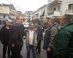 Ο Γιάννης Σηφάκης στο πλευρό των πωλητών της λαϊκής αγοράς (ΦΩΤΟ)