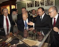 «ΤΟ ΄40 ΕΤΣΙ ΠΟΛΕΜΗΣΑΜΕ» Η ΕΚΘΕΣΗ ΤΟΥ ΥΜΑΘ ΠΟΥ ΕΓΚΑΙΝΙΑΣΕ Ο ΚΑΡΟΛΟΣ ΠΑΠΟΥΛΙΑΣ