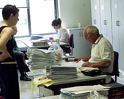 Ποιοι δημόσιοι υπάλληλοι χάνουν από 35 έως 100 ευρώ το μήνα