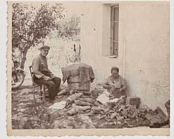 Ο Μπάρμπα Στρατής και η Θεία Αρχοντούλα κάποτε στην Ξιφνιανή Αλμωπίας…