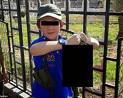 Σοκ από φωτογραφία 7χρονου αγοριού που κρατά κομμένο κεφάλι σύρου στρατιώτη