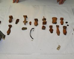 Συνέληφθησαν για κλοπή αρχαιολογικών ευρημάτων.Αντικείμενα και από το Αρχοντικό Πέλλας προσπάθησαν να πουλήσουν