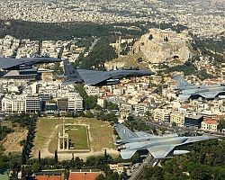 Φωτογραφίες από τα αμερικανικά μαχητικά F-15 πάνω από την Αθήνα