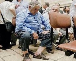 Ο Πρόεδρος της Ουρουγουάης περιμένει στην ουρά ενός νοσοκομείου για να εξεταστεί σαν … κοινός θνητός