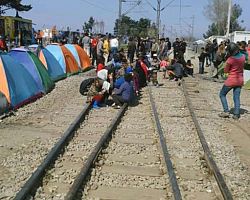 Οι μεταφορείς εκπέμπουν SOS για τον αποκλεισμό της Ειδομένης