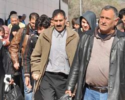 Εφτασαν στο hotspot της Χίου οι πρώτοι πρόσφυγες -Τους φορούν βραχιολάκι με τον αριθμό τους (εικόνες)