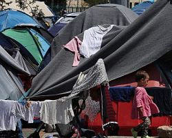 Οι πρόσφυγες έκαναν Πάσχα στο λιμάνι του Πειραιά [εικόνες].