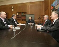 Σε εξέλιξη βρίσκεται συνάντηση του πρωθυπουργού Αντώνη Σαμαρά
