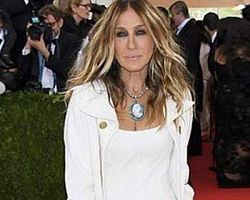Η Σάρα Τζέσικα Πάρκερ πήγε στο Met Gala ως… Κάρι Μπράντσο [εικόνες]