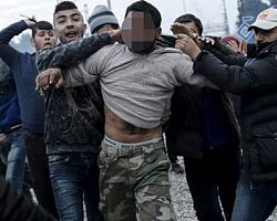 Πρόσφυγες λίντσαραν παιδόφιλο στην Ειδομένη -Αποπειράθηκε να βιάσει 7χρονη [εικόνες]