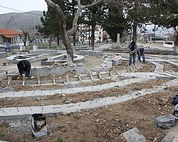 Σε εξέλιξη οι εργασίες ανακατασκευής της πλατείας της Περαίας