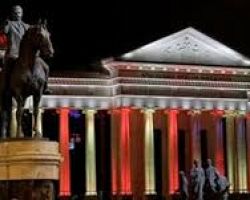Spiegel: Τα Σκόπια η πιο κιτς πρωτεύουσα της Ευρώπης – Εκατομμύρια ευρώ για ανέγερση απίστευτων μνημείων
