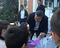 Πασχαλινές λαμπάδες και δώρα μοίρασε ο Απ. Τζιτζικώστας