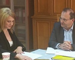Πρόταση για την εκλογίκευση του κόστους μετάκλησης των αλλοδαπών εργατών  γης κατέθεσε η βουλευτής Θ. Τζάκρη στον Αναπληρωτή Υπουργό Κοινωνικών  Ασφαλίσεων κ. Στρατούλη